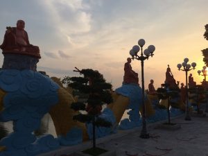 Tượng thập bát la hán bằng xi măng Tượng thập bát la hán bằng xi măng